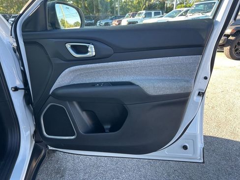 Used 2024 Jeep Compass Latitude image 25