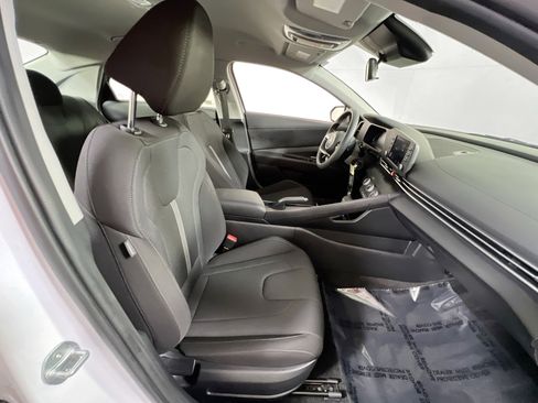 Used 2024 Hyundai Elantra SE image 25