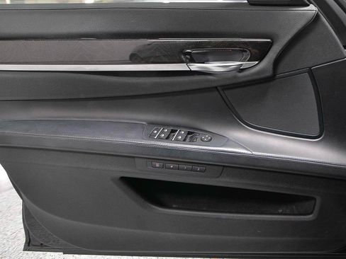 Used 2013 BMW 750i RWD image 7