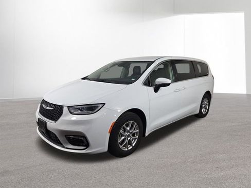 Used 2023 Chrysler Pacifica Touring-L FWD image 2