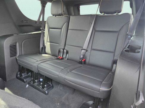 Used 2023 GMC Yukon XL SLT w/ SLT Premium Package AWD/4WD image 14