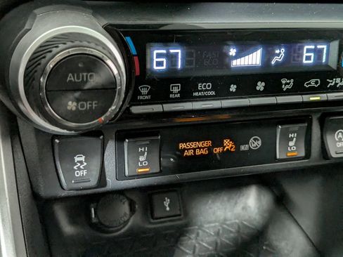 Used 2020 Toyota RAV4 XLE w/ Convenience Package AWD/4WD image 23