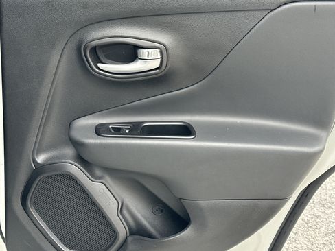 Used 2023 Jeep Renegade Latitude image 16