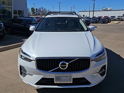 Used 2022 Volvo XC60 B5 Momentum image 2