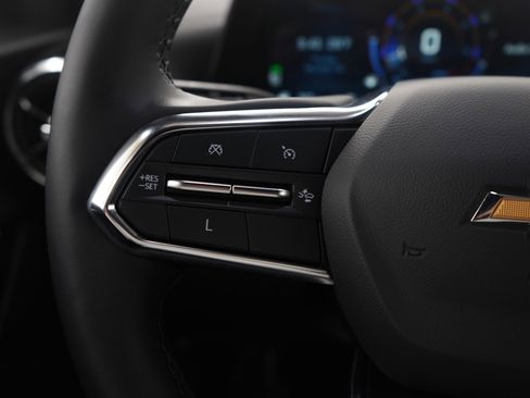 Used 2025 Chevrolet Equinox LT w/ Convenience Package II image 23