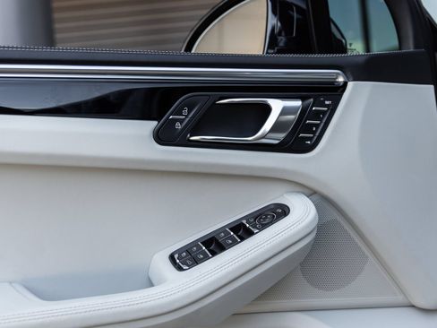 Certified 2024 Porsche Macan S AWD/4WD image 21