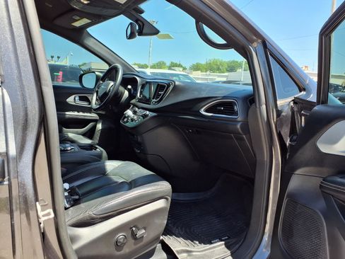 Used 2020 Chrysler Pacifica Touring-L Plus w/ S Appearance Package FWD image 24