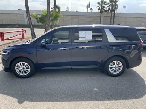 Used 2022 Kia Carnival LX image 4