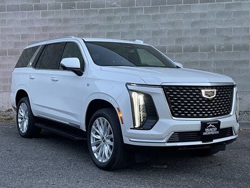 Used 2025 Cadillac Escalade Luxury image 2