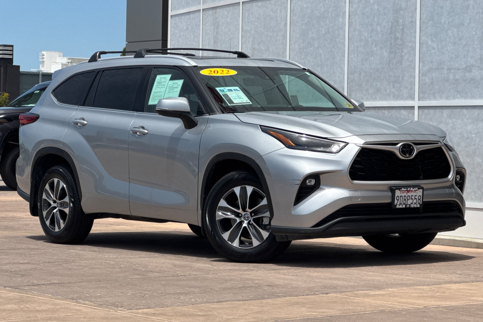Used 2022 Toyota Highlander XLE AWD/4WD image 2