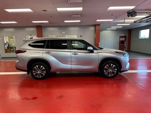 Used 2023 Toyota Highlander XLE AWD/4WD image 3