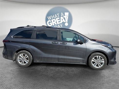 Used 2025 Toyota Sienna XLE w/ XLE Plus Package image 2