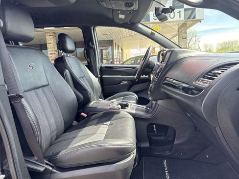 Used 2016 Chrysler Town & Country S w/ Driver Convenience Group FWD image 26