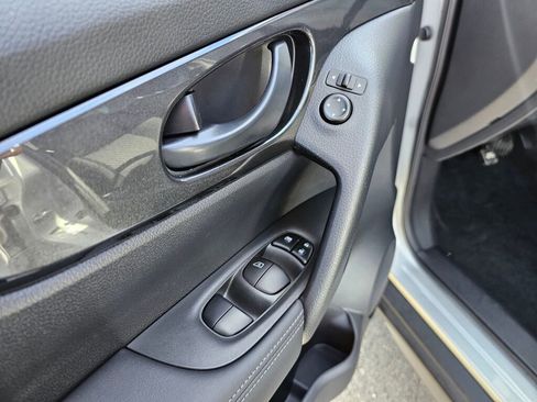 Used 2019 Nissan Rogue S AWD/4WD image 19
