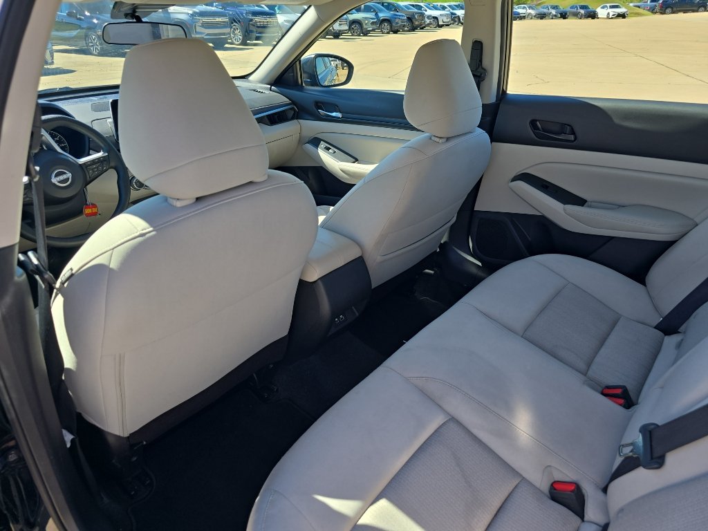 Used 2025 Nissan Altima 2.5 SV FWD image 10