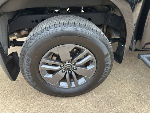 Used 2025 Nissan Frontier SV image 9