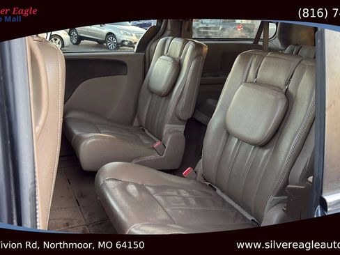 Used 2014 Chrysler Town & Country Touring image 11