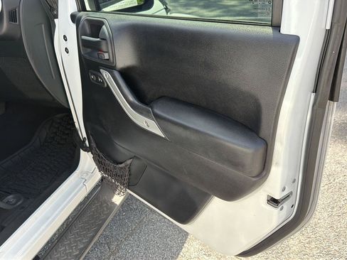 Used 2015 Jeep Wrangler Unlimited Sahara w/ Connectivity Group AWD/4WD image 14