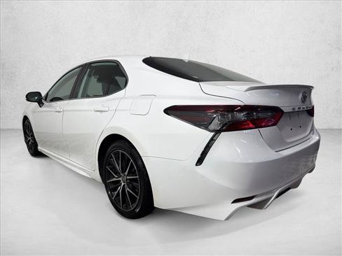 Used 2022 Toyota Camry SE FWD image 5