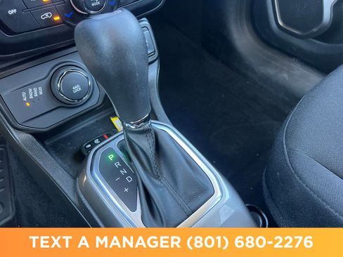 Used 2022 Jeep Renegade Latitude w/ Convenience Group AWD/4WD image 24