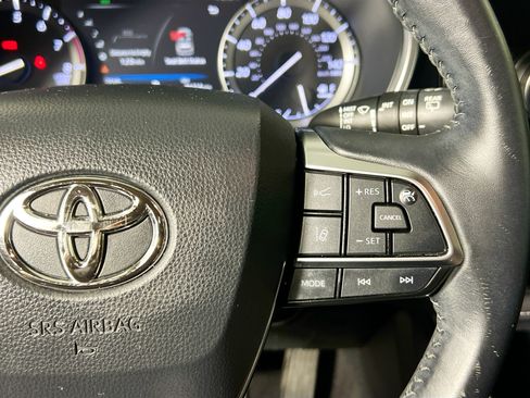 Used 2020 Toyota Highlander XLE FWD image 19