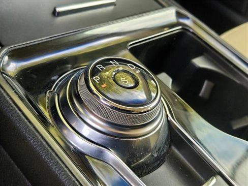 Used 2020 Ford Edge SE image 18