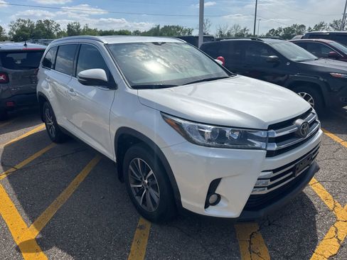 Used 2019 Toyota Highlander AWD V6 image 10