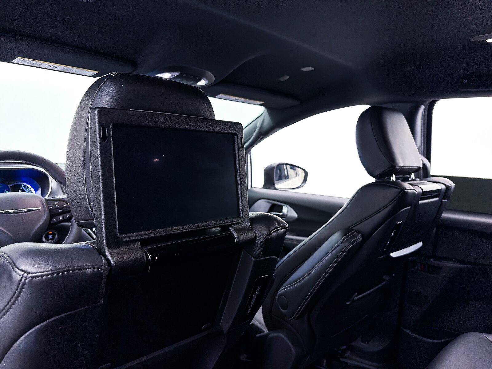 Used 2023 Chrysler Pacifica Touring-L w/ Uconnect Theater Family Group FWD image 9