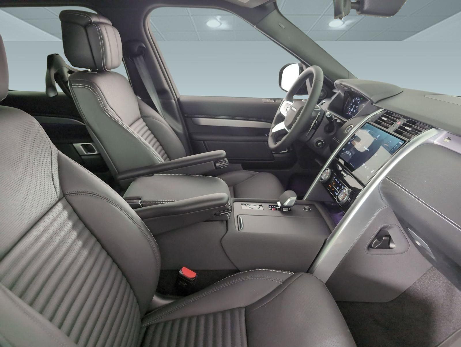 Used 2025 Land Rover Discovery Dynamic SE AWD/4WD image 18