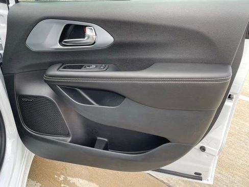 New 2026 Chrysler Pacifica Limited w/ Uconnect Theater Family Group FWD image 11