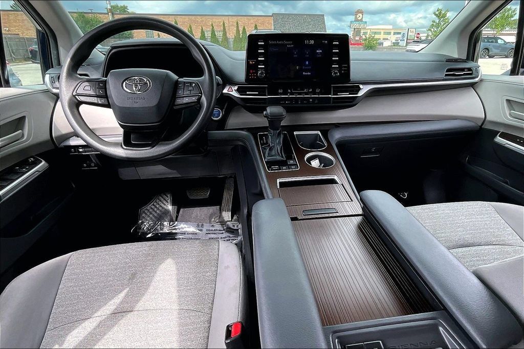 Used 2022 Toyota Sienna LE FWD image 16