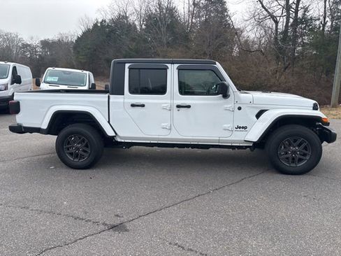 Used 2024 Jeep Gladiator Sport image 2
