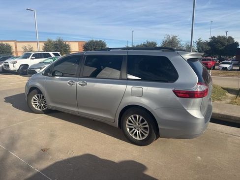 Used 2017 Toyota Sienna XLE Premium image 4