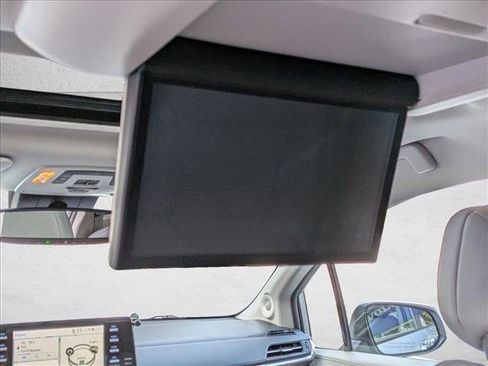 Used 2022 Toyota Sienna XLE image 24