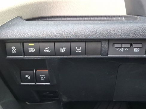 Certified 2023 Toyota Sienna Platinum image 25