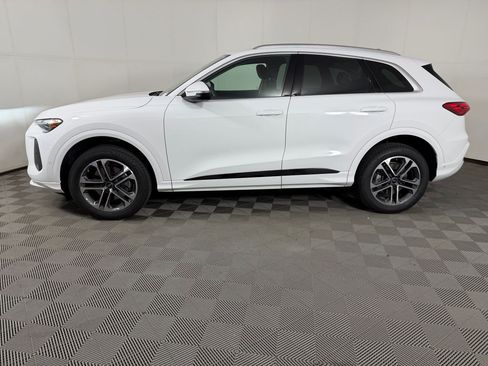 Certified 2025 Audi Q5 Premium w/ Convenience Package AWD/4WD image 2
