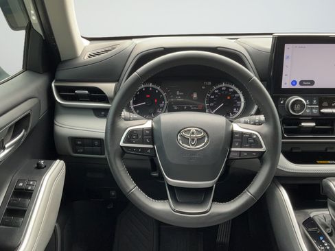 Used 2024 Toyota Highlander XLE FWD image 15