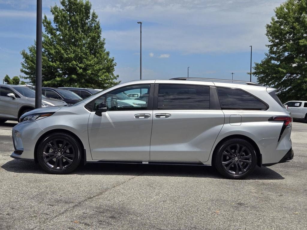 Used 2025 Toyota Sienna XSE w/ XSE Premium Package FWD image 12