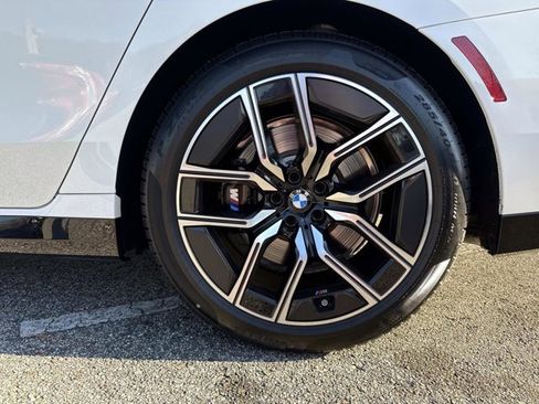 Used 2023 BMW 740i image 10