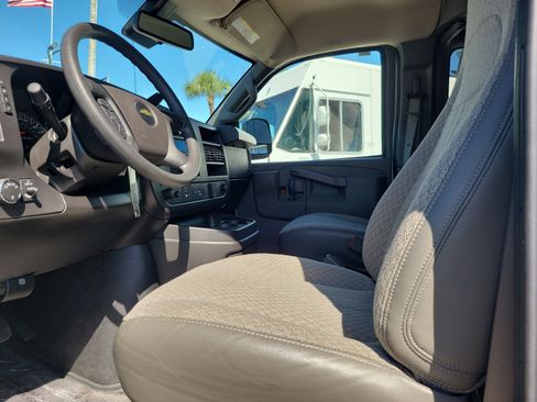 Used 2025 Chevrolet Express 3500 LT w/ LT Preferred Equipment Group RWD image 11