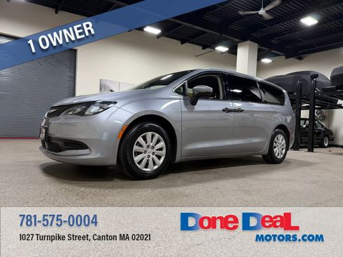 Used 2021 Chrysler Voyager L FWD image 1