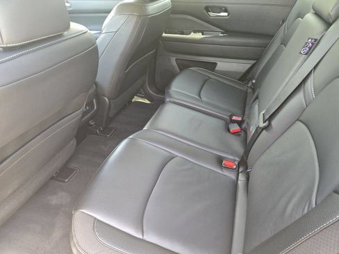 Used 2025 Nissan Pathfinder SL FWD image 29