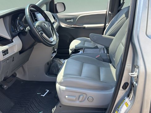 Used 2019 Toyota Sienna XLE w/ XLE Navigation Package AWD/4WD image 9