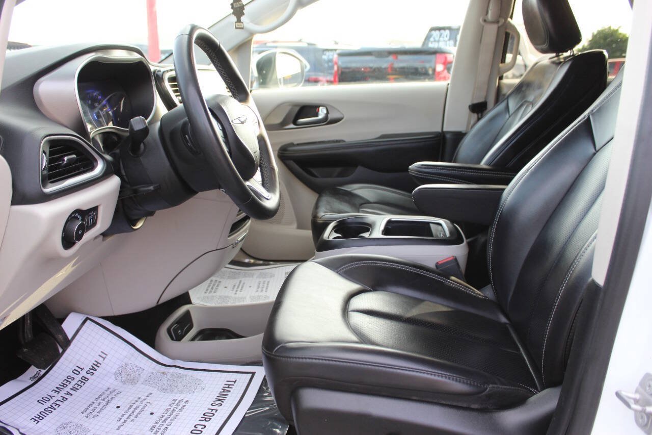 Used 2023 Chrysler Pacifica Touring-L FWD image 17