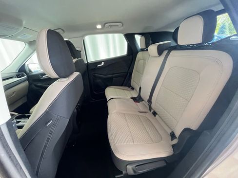 Used 2021 Ford Escape SE image 23