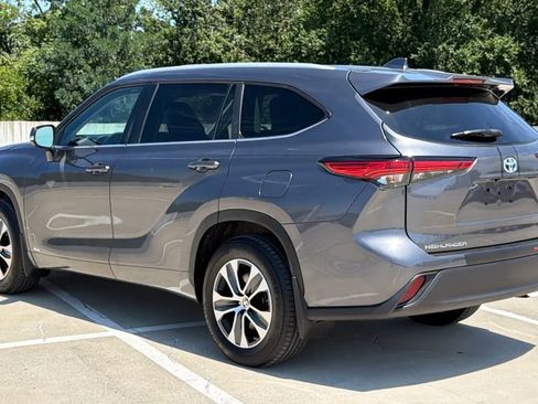 Used 2023 Toyota Highlander XLE AWD/4WD image 3