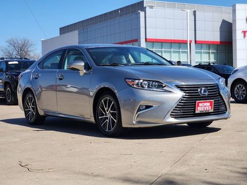 Used 2017 Lexus ES 350 w/ Luxury Package image 2