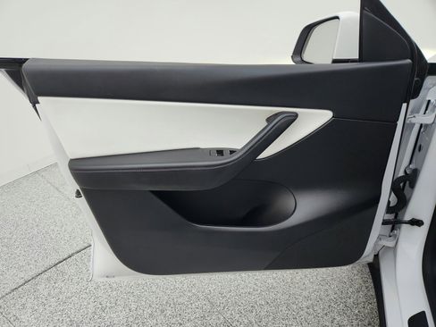 Used 2022 Tesla Model Y Long Range image 19