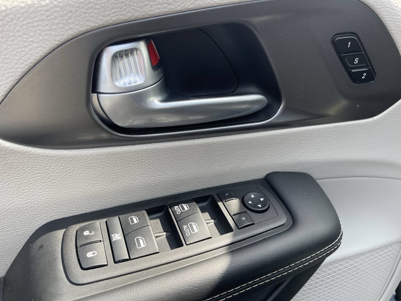 Used 2024 Chrysler Pacifica Touring-L FWD image 22