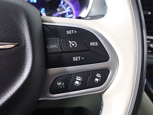 Used 2017 Chrysler Pacifica Platinum FWD image 13